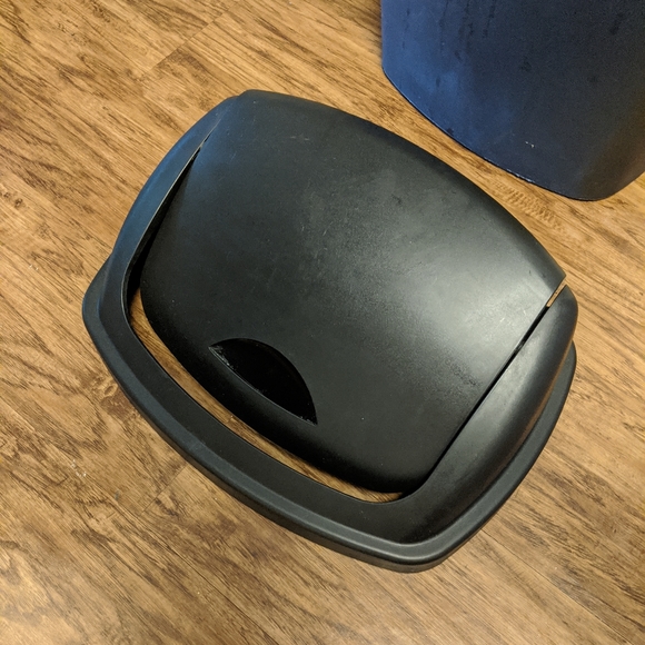 Garbage can - Picture 4 of 4